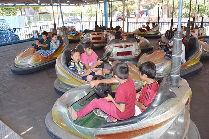 Kur'an kursu öğrencileri, lunaparkta ücretsiz eğlendi