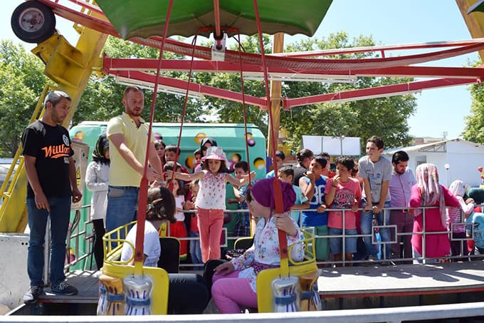 Kur'an kursu öğrencileri, lunaparkta ücretsiz eğlendi