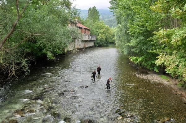 54 plakalı otomobil dereye uçtu, sürücü öldü