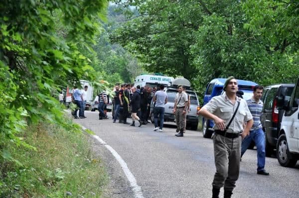 54 plakalı otomobil dereye uçtu, sürücü öldü