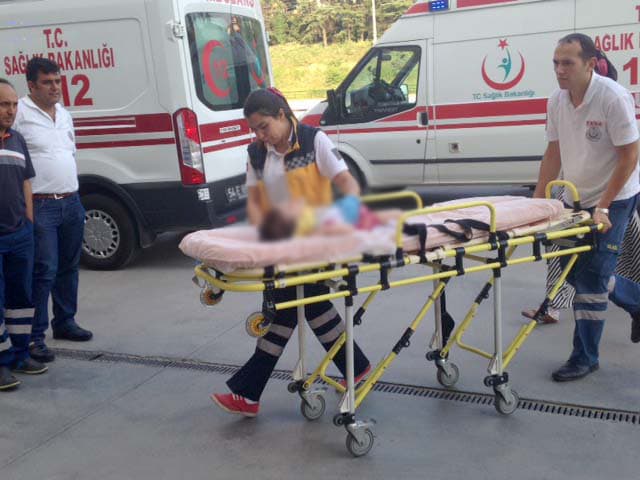 Küçük çocuk, balkondan aşağıya düştü
