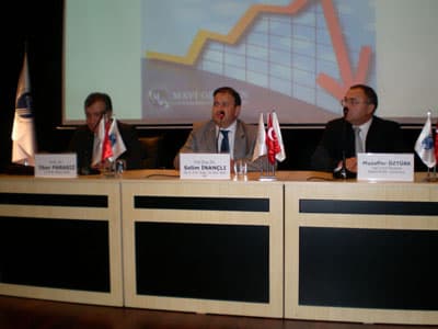 <font face="Arial" size="2">&nbsp;D&uuml;nyadaki krizin T&uuml;rkiye'deki deyimlerle a&ccedil;ıklanabileceğini belirten Prof. Dr. İlker Parasız, <font color="#333399">&quot;D&uuml;nyadaki krize bakıyoruz. Bu kriz bizim &ouml;deyişlerimize uyuyor. Nedir bunlar; bir koyunda iki post &ccedil;ıkarmak, deve var bin ak&ccedil;e, deve var bir ak&ccedil;e. Deve var bir lira, deve var bin lira. Şimdi bu krizde Amerikan finans sistemi bir koyundan 50 post &ccedil;ıkarmış. Karşıda bir koyun var. Kriz bu. Amerika bir koyundan 50 post &ccedil;ıkarmış. Ama ortada sadece bir koyun var. Bu krizi bu şekilde yorumlamak gerekiyor&quot; </font>şeklinde konuştu.&nbsp;<br /></font>