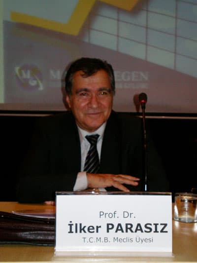 <font size="2"><font face="Arial"><font color="#333399">Para politikaları hakkında bilgi veren Parasız,</font> &quot;Krizde Merkez Bankası ne yapıyor? Bunu deyince para politikasıyla ilgili 4 tane şey s&ouml;yleyeyim; para politikası verimsizdir, para politikası etkisizdir, para politikası gereksizdir, para politikası parasızdır. Para politikasının gereksiz olduğunu yaşayarak g&ouml;r&uuml;yoruz zaten. &Ccedil;&uuml;nk&uuml; Amerika'da alınan herhangi bir para politikası kararlarının, faiz kararlarının Amerikan ekonomisine etkilemesi 6 ay ile 22 ay arasında değişir.&nbsp; Bug&uuml;n alınan karar yarın etki yapmaz. Bu para politikasının &ouml;zelliği. Bizde nasıl oluyor bu? T&uuml;rkiye'de alınan herhangi bir para politikası kararının ekonomiyi etkilemesi, reel sekt&ouml;rde 3 ay ile 9 ay arasında değişiyor. Enflasyon &uuml;zerindeki etkisi ise 9 ile 18 ay arasında değişiyor. Yani ge&ccedil;en sene Merkez Bankası faiz oranlarını d&uuml;ş&uuml;rd&uuml;ğ&uuml;nde, ben o zaman d&uuml;ş&uuml;rmeye karşıydım, <font color="#333399">'Bu parasal onay alınması anlamına gelir, bakarsınız bir g&uuml;n enflasyon hi&ccedil; ummadığınız bir şekilde &ccedil;ıkar' </font>dedim. Bug&uuml;nlerde de enflasyon y&uuml;kseldi&quot; <font color="#333399">diye devam etti.</font>&nbsp;<br />&nbsp;<br />G-20 zirvesinde alınan kararların ekonomiyi hemen olumlu etkilemeyeceğini kaydeden Parasız, <font color="#333399">&quot;Orada finans yerine maliye politikası benimsenseydi, k&uuml;resel ısınmayla ilgili bir fon kurulsaydı, Amerika da bu işin i&ccedil;inde olsaydı, hem D&uuml;nya'nın k&uuml;resel ısınma problemi ortadan kalkardı hem de parasal kriz sorunu &ccedil;&ouml;z&uuml;l&uuml;rd&uuml;&quot;</font> ifadelerini kullandı.</font></font>