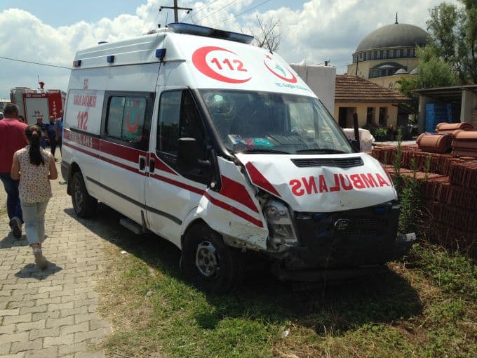 Ambulans, otomobille çarpıştı: 8 yaralı!