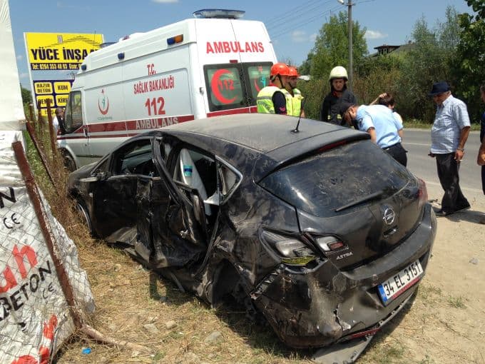 Ambulans, otomobille çarpıştı: 8 yaralı!