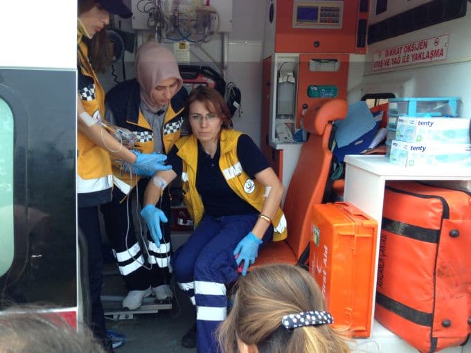 Ambulans, otomobille çarpıştı: 8 yaralı!