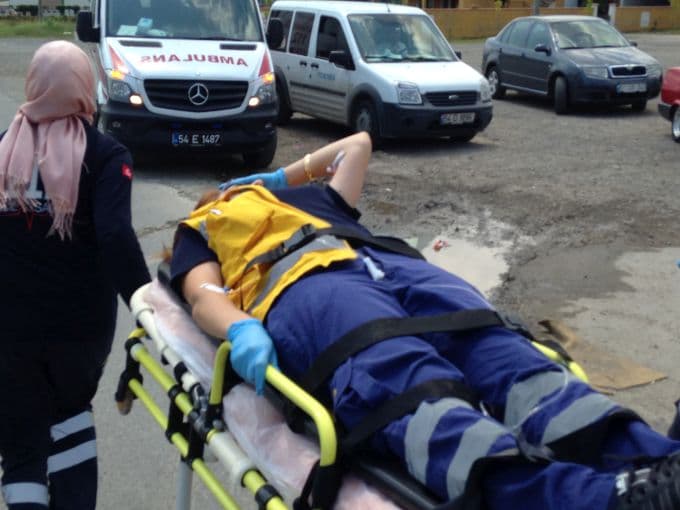 Ambulans, otomobille çarpıştı: 8 yaralı!