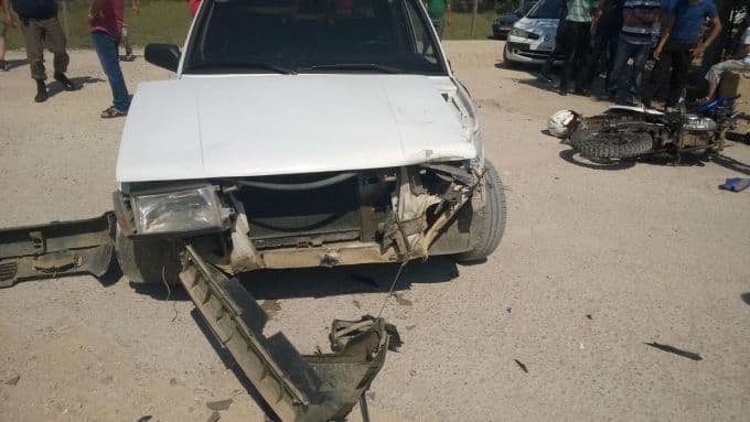 Motosiklet, tali yoldan çıkan otomobille çarpıştı