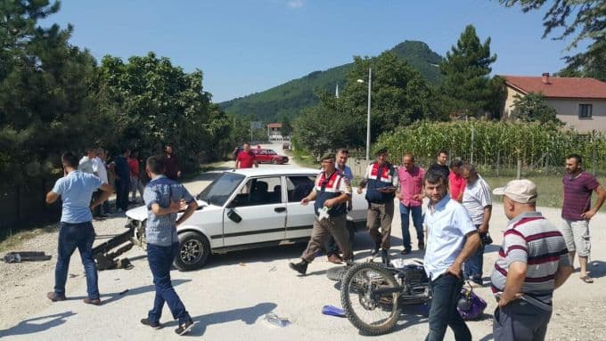 Motosiklet, tali yoldan çıkan otomobille çarpıştı