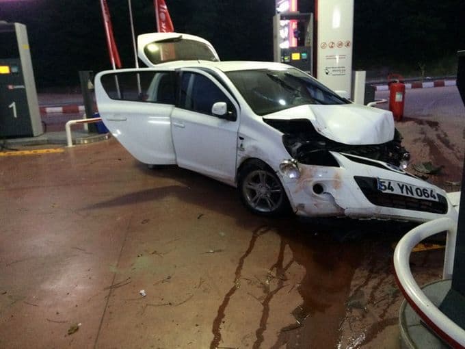 Sıkıştırılan otomobil, benzin istasyonuna daldı