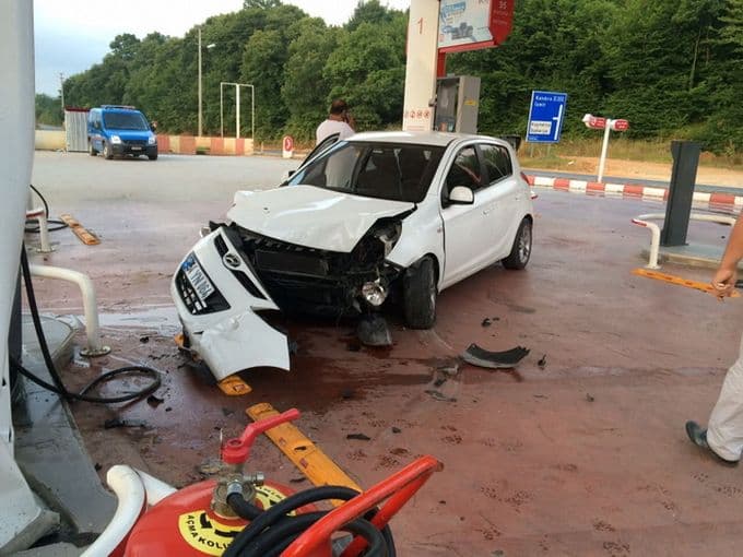 Sıkıştırılan otomobil, benzin istasyonuna daldı