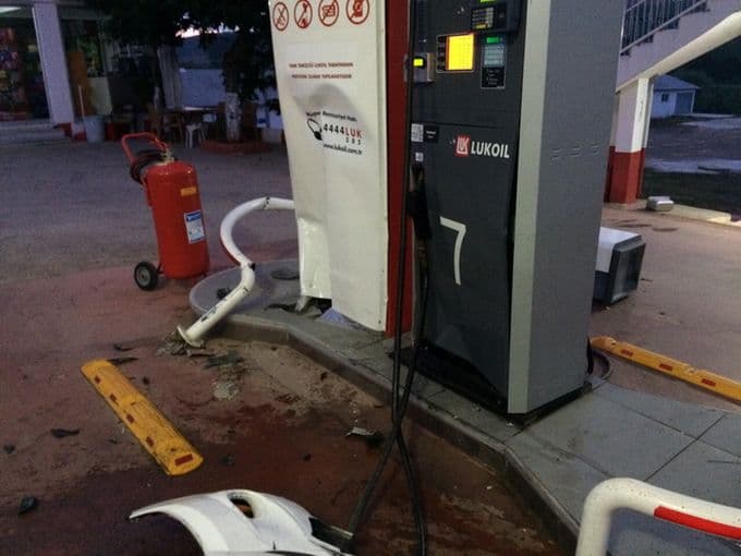 Sıkıştırılan otomobil, benzin istasyonuna daldı