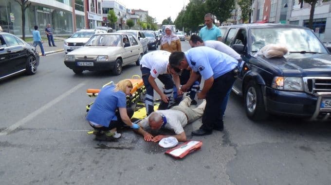 Yolun karşısına geçmek isteyen adama otomobil çarptı