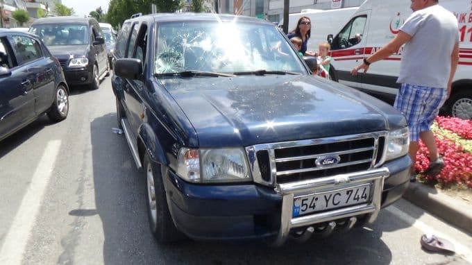 Yolun karşısına geçmek isteyen adama otomobil çarptı