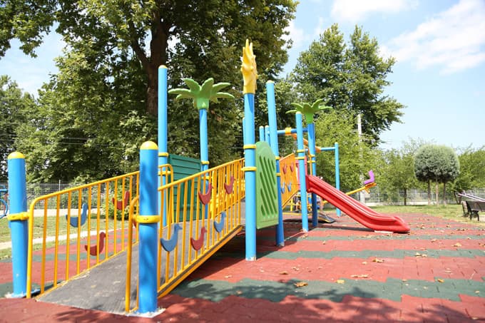 Sapanca Belediyesi engelli çocuklar için park yaptı