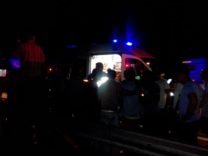 Hendek'te kamyonetle hafif ticari araç çarpıştı: 14 yaralı 