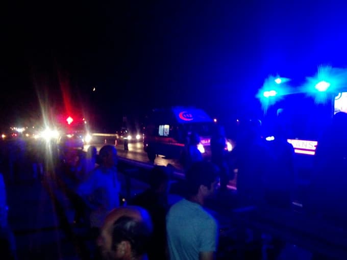 Hendek'te kamyonetle hafif ticari araç çarpıştı: 14 yaralı 