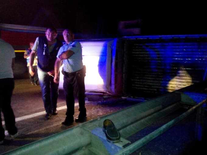 Hendek'te kamyonetle hafif ticari araç çarpıştı: 14 yaralı 