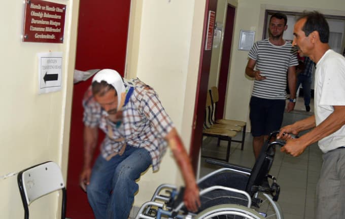 Hendek'te kamyonetle hafif ticari araç çarpıştı: 14 yaralı 