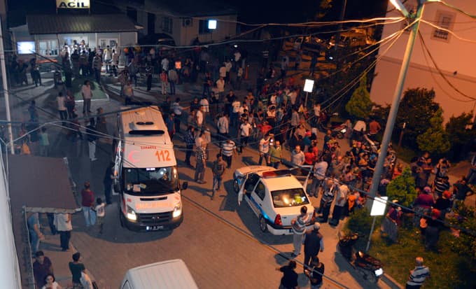 Hendek'te kamyonetle hafif ticari araç çarpıştı: 14 yaralı 