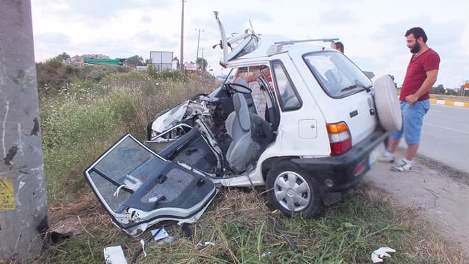 Karasu'da otomobil elektrik direğine çarptı: 1 ölü 