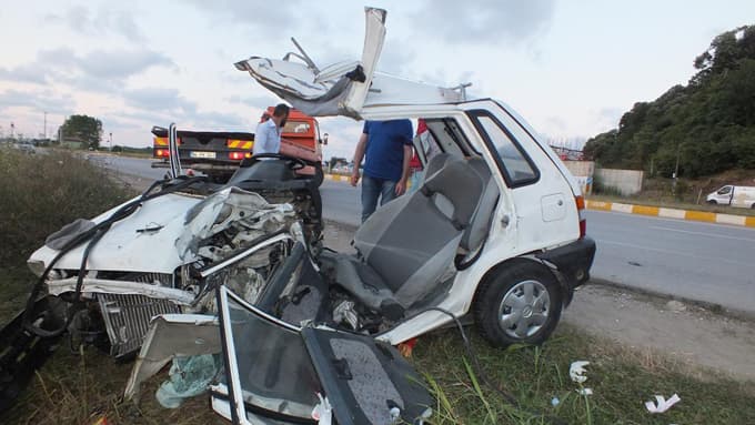 Karasu'da otomobil elektrik direğine çarptı: 1 ölü 