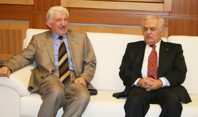 <font face="Arial" size="2">Serdivan'da yapılan &ccedil;alışmaları değerlendiren Belediye Başkanı Zeki To&ccedil;oğlu ise, B&uuml;y&uuml;kşehir Belediyesi'nin her zaman kendilerine destek olduğunu s&ouml;yledi.<br /><br />Şehri geleceğe hazırladıklarını belirten Başkan Duran ise, <font color="#333399">&ldquo;G&uuml;zel şehrimizi daha g&uuml;zel noktalara taşımak i&ccedil;in yoğun bir şekilde &ccedil;alışıyoruz. Biz g&uuml;nl&uuml;k projelerle, g&uuml;nl&uuml;k hizmetlerle uğraşmıyoruz. Geleceğin şehrini inşa ediyoruz. Bizim belediyecilik anlayışımız hizmet odaklı bir anlayıştır. Biz bu makamlarda otururken, bu makamların gelip ge&ccedil;ici olduğunu hi&ccedil;bir zaman unutmadık. &Ouml;nemli olan yaptıklarımızın iyi ve g&uuml;zel şeyler olmasıdır. Yarın bu makamlardan ayrıldığımızda yapmış olduğumuz &ccedil;alışmalarla iyi anılabilirsek bizim i&ccedil;in en g&uuml;zel şey budur. Bu anlamda vatandaşlarımızdan hi&ccedil;bir zaman uzaklaşmadık. Her zaman vatandaşımızla i&ccedil; i&ccedil;e olduk. Vatandaşımızın derdini kendi derdi g&ouml;ren bir anlayışla hareket ediyoruz&rdquo;</font> diye konuştu.</font>