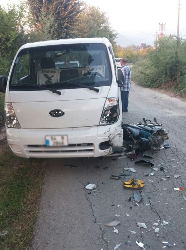 Motosiklet kamyonete çarptı: 2 yaralı