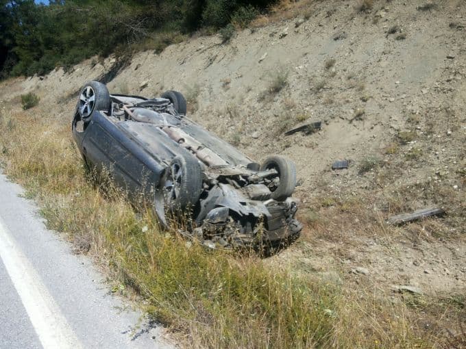 Yoldan çıkan otomobil, takla attı
