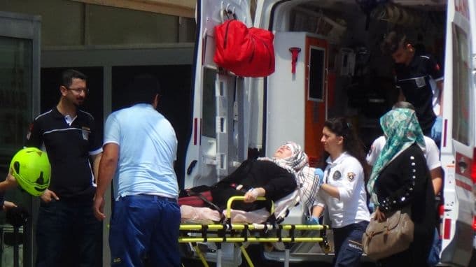 Yolun karşısına geçen Iraklı kadına otomobil çarptı