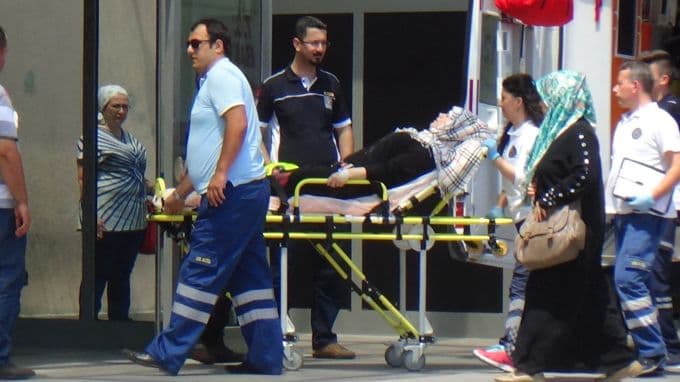 Yolun karşısına geçen Iraklı kadına otomobil çarptı
