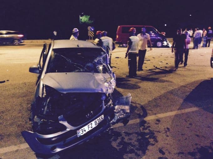Minübüs otomobille çarpıştı: 5 yaralı!