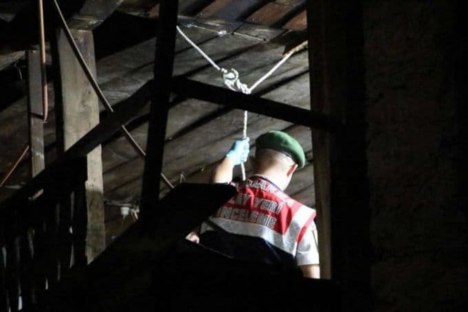 Genç kadın kendini asarak intihara kalkıştı