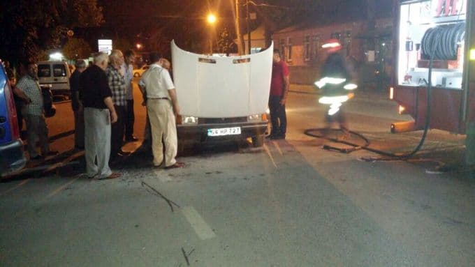 Seyir halindeki otomobil, alev aldı