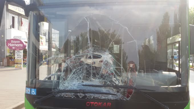 Belediye otobüsü yayaya çarptı: 1 yaralı