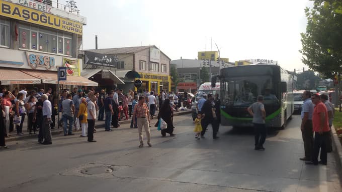 Belediye otobüsü yayaya çarptı: 1 yaralı