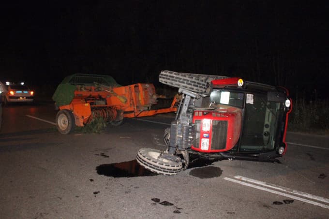 Devrilen traktör yolu trafiğe kapattı