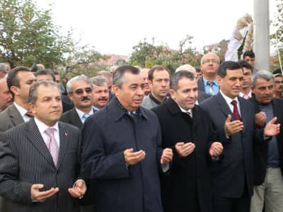 <font size="2"><font face="Arial"><strong>&nbsp;Vatandaş-Devlet İşbirliğiyle Yapılacak<br /><br /></strong>A&ccedil;ılış konuşmasını yapan Kaymakam S&uuml;leyman Erdoğan, yıllardır eksikliği hissedilen modern emniyet binasının vatandaş-devlet işbirliğiyle yapılacağını s&ouml;yledi. İl Emniyet M&uuml;d&uuml;r&uuml; &Uuml;nsal ise, temelini atacakları emniyet binasının vatandaş-devlet işbirliğinin en g&uuml;zel &ouml;rneği olduğunu belirtti. Milletvekili Şaban Dişli de, AK Parti iktidarı d&ouml;neminde Geyve'de &ouml;nemli hizmetler ger&ccedil;ekleştirildiğini s&ouml;yledi. Dişli, <font color="#333399">&quot;Geyve'de bu binayı yapacak yer bulmakta zorluk &ccedil;ektik. &Ccedil;ok fazla siyasal anlamda bir şey s&ouml;ylemek istemiyorum. &Ouml;n&uuml;m&uuml;zdeki d&ouml;nem de malum. Bu konuyu bu c&uuml;mleyle ge&ccedil;iştirmek istiyorum&quot;</font> dedi.<br /></font></font>