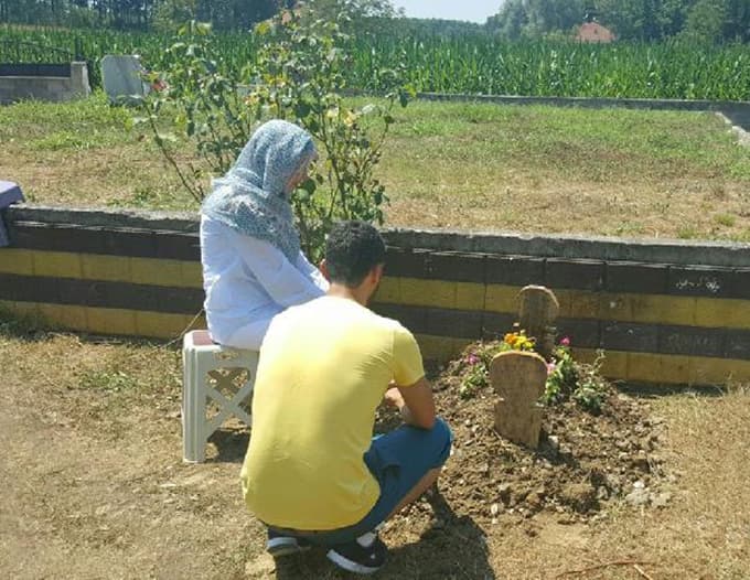 Sofuoğlu, oğlunun mezarı başında fotoğraf paylaştı