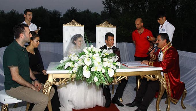 Düğünlerinde dilek balonu uçurdular 