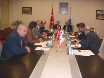 <font face="Arial"><font size="2"><strong>Hangi Bor&ccedil;lar Taksitlendirilebilecek?<br /><br /></strong><font color="#333399"><strong>50 bin YTL'ye</strong> kadar olan bor&ccedil;lar i&ccedil;in teminat istenmeyeceğini ancak bu rakamı aştığı takdirde aşan kısmın yarısı tutarında teminat isteneceğinin de altını &ccedil;izen</font> Sakarya Vergi Dairesi M&uuml;d&uuml;r&uuml; Recep Alp, ge&ccedil;ici vergi dışında &ouml;nceki d&ouml;nemlerde taksitlendirilmeyen Katma Değer Vergisi, &Ouml;zel T&uuml;ketim Vergisi, Banka ve Sigorta Muameleleri Vergisi, &Ouml;zel İletişim Vergisi, Har&ccedil;, Fon, Ecrimisil, Eğitime Katkı Payı gibi bor&ccedil;ların da taksitlendirileceğini ifade etti. <br /><br /><strong>Başvurular Ne Zaman?</strong><br /><br /><font color="#333399">Başvuruların <strong>28 Kasım 2008</strong> tarihine kadar yapılması gereken uygulamanın ilk taksit &ouml;demesinin Aralık 2008'de başlayacak olmasının da m&uuml;kellefler i&ccedil;in iyi bir avantaj olduğunu belirterek</font>, taksitlerin zamanında &ouml;denmesi halinde taksitlendirilen bor&ccedil;lar i&ccedil;in cebri icra takibine başlanılmayacağını, daha &ouml;nce başlanılmış olan takibata devam edilmeyeceğini, haczedilmiş menkul ve gayri menkullerin satılmayacağını, bankalara haciz bildirisi g&ouml;nderilmeyeceğini, s&ouml;z konusu borcun y&uuml;zde 10'unun &ouml;dendiğinde m&uuml;kellefin başka borcunun olmaması halinde <font color="#333399">&quot; Vadesi Ge&ccedil;miş Borcu Yoktur&quot;</font> yazısı verileceğini de s&ouml;zlerine ekledi. <br /><br /><strong><font color="#000000">Zamanında ve Yerinde Bir &Ccedil;alışma</font></strong><br /><br />Sakarya Ticaret ve Sanayi odası Y&ouml;netim Kurulu Başkanı Erol &Ouml;zt&uuml;rk de, uygulamanın t&uuml;m vergi m&uuml;kelleflerini, vatandaşları ve &uuml;yeleri rahatlatacağını ifade ederek, en azından s&uuml;rekli devlete bor&ccedil;lu kalmayı tercih eden iş erbabının bu vesile ile borcunu taksitler halinde &ouml;deyerek işlerinin ve &uuml;retiminin devamlılığını sağlayacağını, <font color="#333399">Maliye Bakanlığı'nın bu uygulamasının zamanında ve yerinde bir &ccedil;alışma olduğunu</font> belirtti. <br /><br /><font color="#333399">SATSO Y&ouml;netim Kurulu &uuml;yeleri</font>, devletin her zaman &uuml;reten insanların yanında olmasının, iş d&uuml;nyası a&ccedil;ısından &ccedil;ok faydalı olacağını ve gelişimine katkı sağlayıcı bir yaklaşım olduğunu dile getirirken gecikmiş &ouml;demeler i&ccedil;in &ccedil;eşitli imkanlar sağlandığını, buna karşın vadesi ge&ccedil;meden zamanında &ouml;deme yapan m&uuml;kelleflerin de &ouml;d&uuml;llendirmesi gerektiğini, <font color="#333399">vergi bor&ccedil;larının zamanında &ouml;denmesine teşvik edilmesi gerektiğini ve bunun borcunu zamanında &ouml;deyen m&uuml;kelleflere vergi oranlarında indirim yapmak şeklinde</font><font color="#333399"> olabileceğini ifade ettiler.</font></font></font>