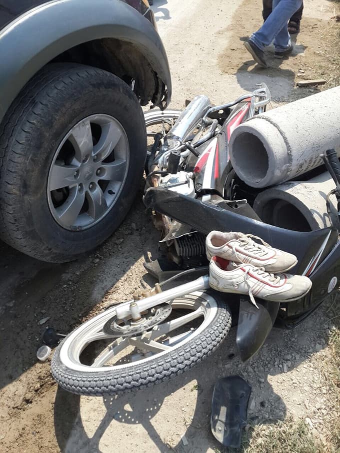 Motosiklet ve kamyonet çarpıştı: 1 yaralı