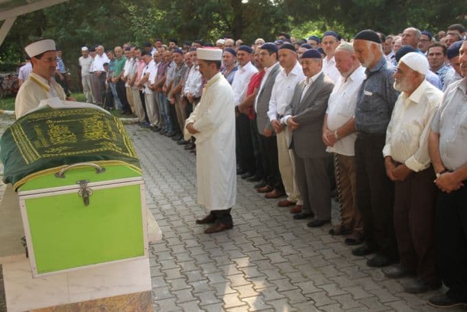 Babasının cenaze namazını kıldırdı