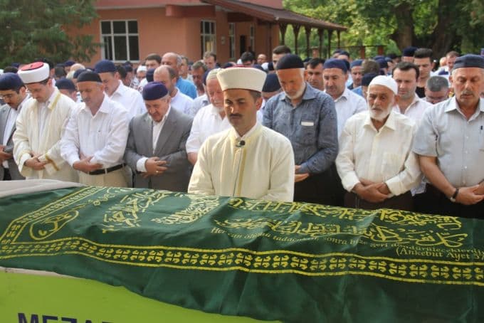 Babasının cenaze namazını kıldırdı