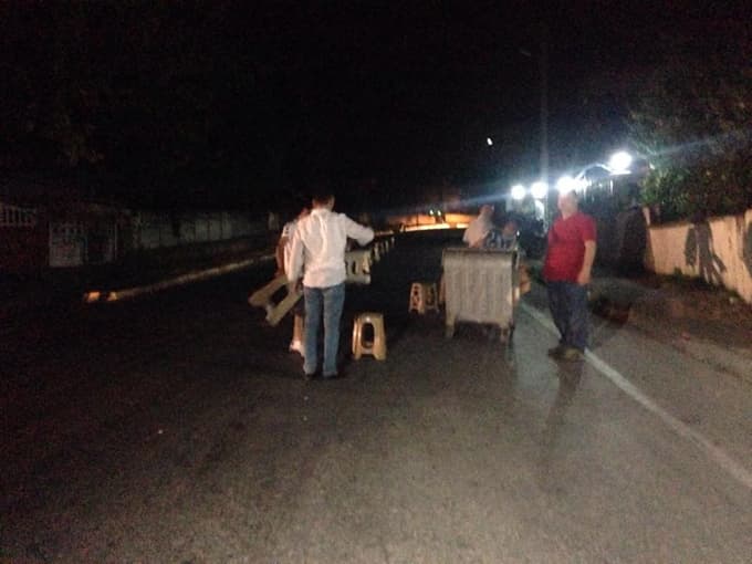 Trafik kazası sonrası yol kapatma eylemi yapıldı