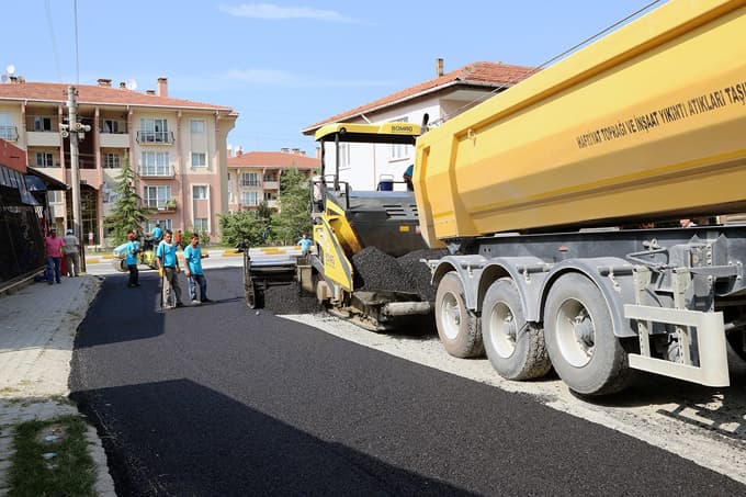Güldibi Mahallesinde asfalt çalışmaları devam ediyor