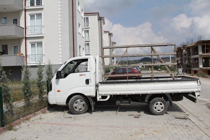 Park halindeki kamyonetin aküsünü çaldılar