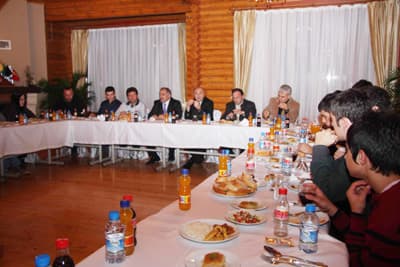 <font face="Arial" size="2">Beden Eğitimi &Ouml;ğretmeni Feyzullah K&ouml;stereli de, uygun ve d&uuml;zg&uuml;n hedeflerle daha başarılı &ouml;ğrenciler yetiştirmek i&ccedil;in &ccedil;ok gayret g&ouml;sterdiklerini s&ouml;yledi.<br /><br />Anadolu Lisesi Okul Başkanı Mirsat K&uuml;t ise, Başkan İnci'ye eğitime katkılarından, ve gen&ccedil;lere sağlamış olduğu her t&uuml;rl&uuml; imkanlardan dolayı teşekk&uuml;r ederek,<font color="#333399"> &quot;&Uuml;lkemize hayırlı ve yararlı olabilmek i&ccedil;in &ccedil;ok &ccedil;alışacağız&quot;</font> dedi.<br /><br />Konuşmaların ardından Başkan İnci &ouml;ğrencilerle bol bol sohbet etti.</font>