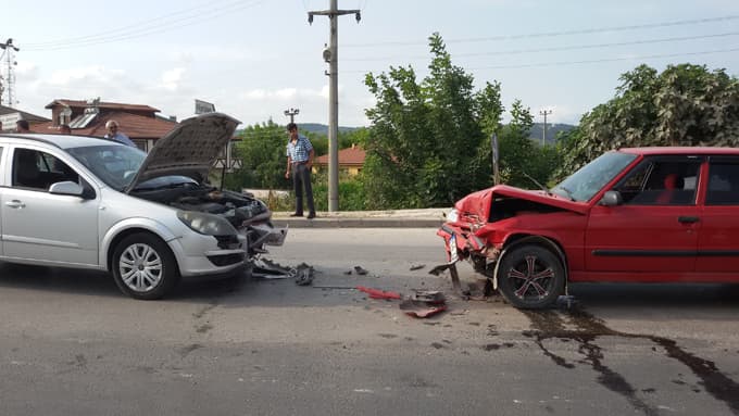 İki otomobil kafa kafaya çarpıştı