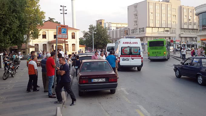 Orhan Cami önünde bıçaklı kavga